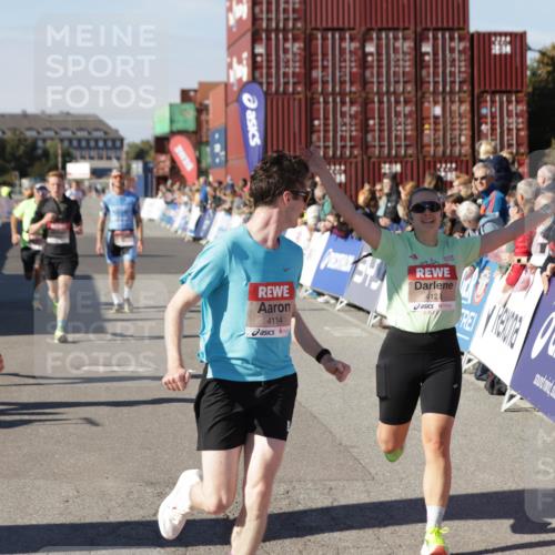 03.10.2025 - Köhlbrandbrückenlauf Jannik Wohlers http://msf.ph/oto/9098096 03.10.2025 12:56:13 Ziel 4041, 4050, 4078, 4114, 4123, 5957, 6206, 6489, 6495 meine-sportfotos.de
