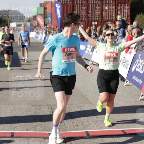 03.10.2025 - Köhlbrandbrückenlauf Jannik Wohlers http://msf.ph/oto/9098111 03.10.2025 12:56:13 Ziel 4041, 4050, 4078, 4114, 4123, 5957, 6206, 6489, 6495 meine-sportfotos.de