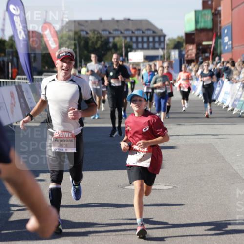 03.10.2025 - Köhlbrandbrückenlauf Jannik Wohlers http://msf.ph/oto/9098175 03.10.2025 13:23:20 Ziel 4339, 4553, 4905, 4911, 5076, 5573, 5716, 6277, 6291, 6618, 6619, 6652, 6653 meine-sportfotos.de