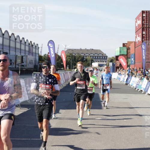 03.10.2025 - Köhlbrandbrückenlauf Jannik Wohlers http://msf.ph/oto/9098176 03.10.2025 12:56:15 Ziel 4028, 4041, 4050, 4078, 4114, 4123, 5957, 6206, 6489, 6495 meine-sportfotos.de
