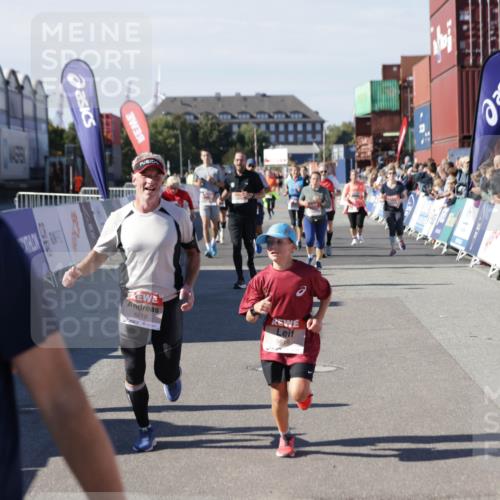 03.10.2025 - Köhlbrandbrückenlauf Jannik Wohlers http://msf.ph/oto/9098190 03.10.2025 13:23:20 Ziel 4339, 4553, 4905, 4911, 5076, 5573, 5716, 6277, 6291, 6618, 6619, 6652, 6653 meine-sportfotos.de