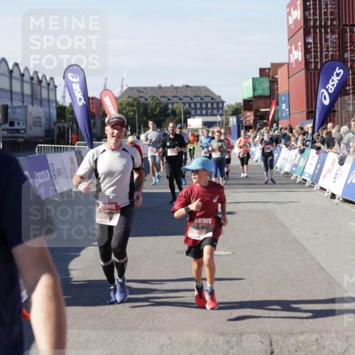 03.10.2025 - Köhlbrandbrückenlauf Jannik Wohlers http://msf.ph/oto/9098198 03.10.2025 13:23:20 Ziel 4339, 4553, 4905, 4911, 5076, 5573, 5716, 6277, 6291, 6618, 6619, 6652, 6653 meine-sportfotos.de