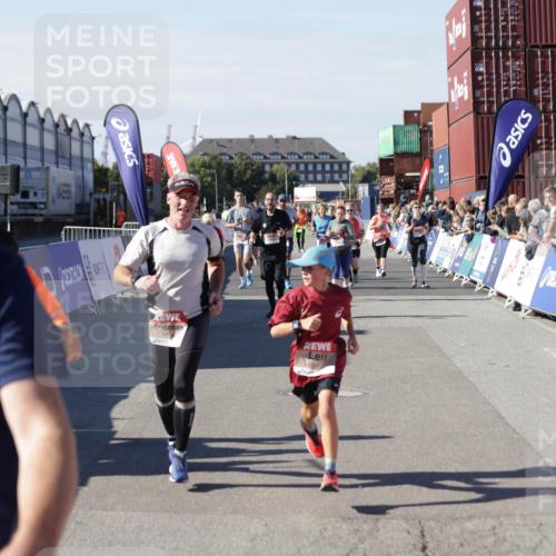 03.10.2025 - Köhlbrandbrückenlauf Jannik Wohlers http://msf.ph/oto/9098207 03.10.2025 13:23:20 Ziel 4339, 4553, 4905, 4911, 5076, 5573, 5716, 6277, 6291, 6618, 6619, 6652, 6653 meine-sportfotos.de