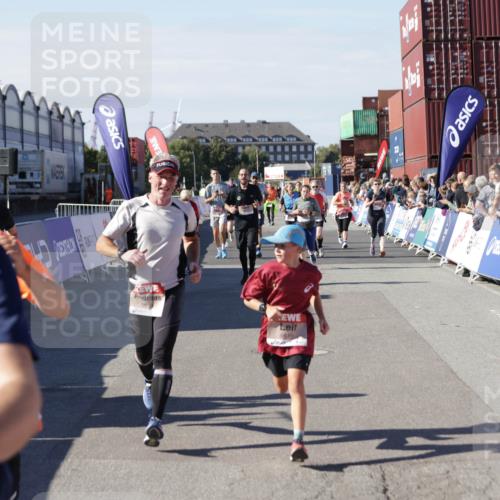 03.10.2025 - Köhlbrandbrückenlauf Jannik Wohlers http://msf.ph/oto/9098221 03.10.2025 13:23:20 Ziel 4339, 4553, 4905, 4911, 5076, 5573, 5716, 6277, 6291, 6618, 6619, 6652, 6653 meine-sportfotos.de