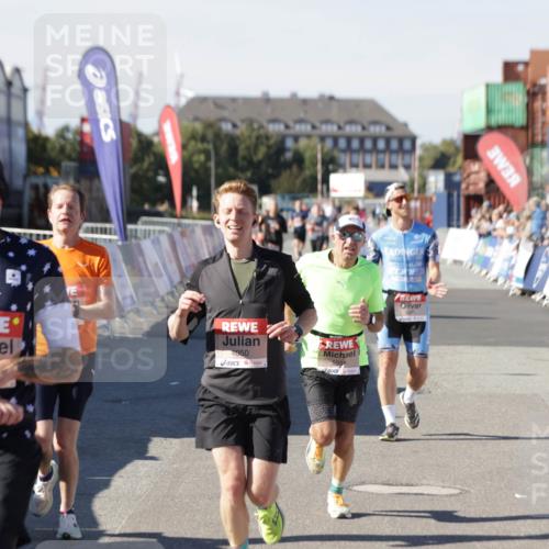 03.10.2025 - Köhlbrandbrückenlauf Jannik Wohlers http://msf.ph/oto/9098226 03.10.2025 12:56:15 Ziel 4028, 4041, 4050, 4078, 4114, 4123, 5957, 6206, 6489, 6495 meine-sportfotos.de