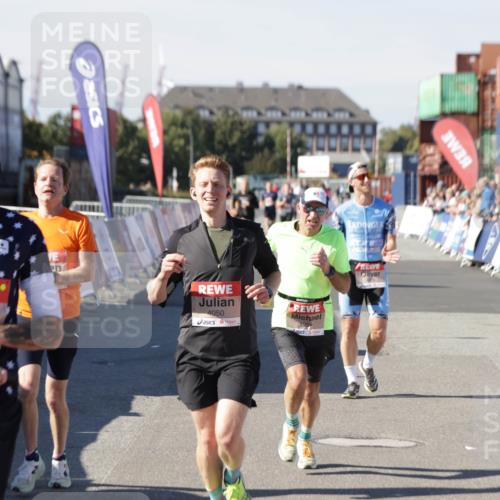 03.10.2025 - Köhlbrandbrückenlauf Jannik Wohlers http://msf.ph/oto/9098236 03.10.2025 12:56:15 Ziel 4028, 4041, 4050, 4078, 4114, 4123, 5957, 6206, 6489, 6495 meine-sportfotos.de