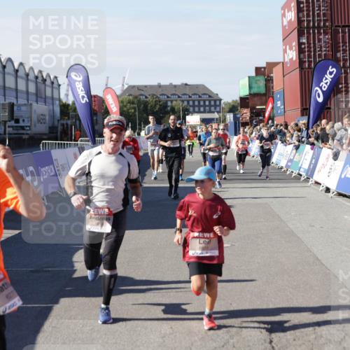 03.10.2025 - Köhlbrandbrückenlauf Jannik Wohlers http://msf.ph/oto/9098241 03.10.2025 13:23:20 Ziel 4339, 4553, 4905, 4911, 5076, 5573, 5716, 6277, 6291, 6618, 6619, 6652, 6653 meine-sportfotos.de