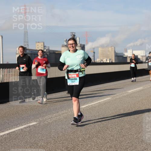 03.10.2025 - Köhlbrandbrückenlauf Lena Gebhardt http://msf.ph/oto/9098243 03.10.2025 10:10:24 Position 2 2924 meine-sportfotos.de