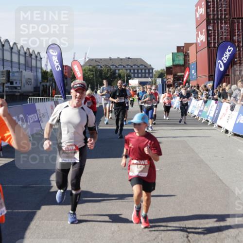 03.10.2025 - Köhlbrandbrückenlauf Jannik Wohlers http://msf.ph/oto/9098251 03.10.2025 13:23:21 Ziel 4339, 4553, 4887, 4911, 5076, 5114, 6277, 6291, 6618, 6619, 6652, 6653 meine-sportfotos.de