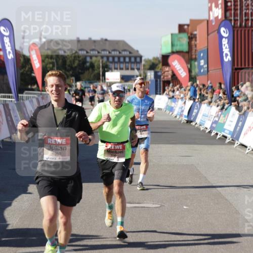 03.10.2025 - Köhlbrandbrückenlauf Jannik Wohlers http://msf.ph/oto/9098254 03.10.2025 12:56:16 Ziel 4028, 4041, 4050, 4078, 4114, 4123, 5957, 6206, 6489, 6495 meine-sportfotos.de
