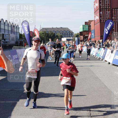 03.10.2025 - Köhlbrandbrückenlauf Jannik Wohlers http://msf.ph/oto/9098258 03.10.2025 13:23:21 Ziel 4339, 4553, 4887, 4911, 5076, 5114, 6277, 6291, 6618, 6619, 6652, 6653 meine-sportfotos.de