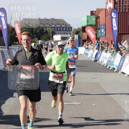 03.10.2025 - Köhlbrandbrückenlauf Jannik Wohlers http://msf.ph/oto/9098262 03.10.2025 12:56:16 Ziel 4028, 4041, 4050, 4078, 4114, 4123, 5957, 6206, 6489, 6495 meine-sportfotos.de
