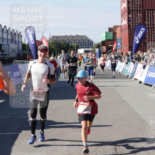 03.10.2025 - Köhlbrandbrückenlauf Jannik Wohlers http://msf.ph/oto/9098267 03.10.2025 13:23:21 Ziel 4339, 4553, 4887, 4911, 5076, 5114, 6277, 6291, 6618, 6619, 6652, 6653 meine-sportfotos.de