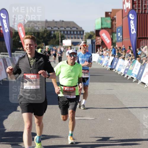 03.10.2025 - Köhlbrandbrückenlauf Jannik Wohlers http://msf.ph/oto/9098270 03.10.2025 12:56:16 Ziel 4028, 4041, 4050, 4078, 4114, 4123, 5957, 6206, 6489, 6495 meine-sportfotos.de