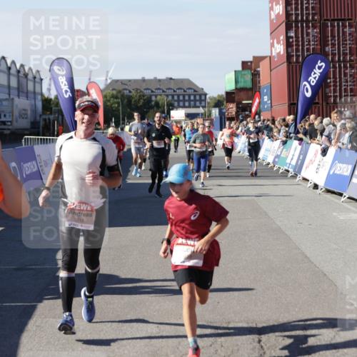 03.10.2025 - Köhlbrandbrückenlauf Jannik Wohlers http://msf.ph/oto/9098275 03.10.2025 13:23:21 Ziel 4339, 4553, 4887, 4911, 5076, 5114, 6277, 6291, 6618, 6619, 6652, 6653 meine-sportfotos.de