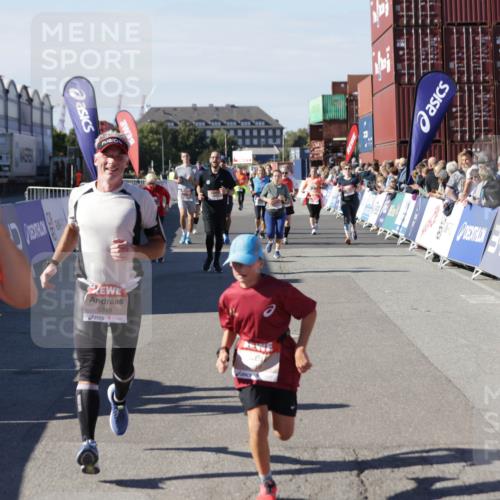03.10.2025 - Köhlbrandbrückenlauf Jannik Wohlers http://msf.ph/oto/9098285 03.10.2025 13:23:21 Ziel 4339, 4553, 4887, 4911, 5076, 5114, 6277, 6291, 6618, 6619, 6652, 6653 meine-sportfotos.de