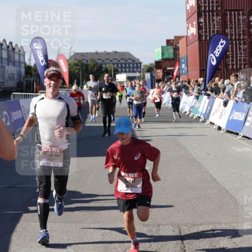 03.10.2025 - Köhlbrandbrückenlauf Jannik Wohlers http://msf.ph/oto/9098293 03.10.2025 13:23:21 Ziel 4339, 4553, 4887, 4911, 5076, 5114, 6277, 6291, 6618, 6619, 6652, 6653 meine-sportfotos.de