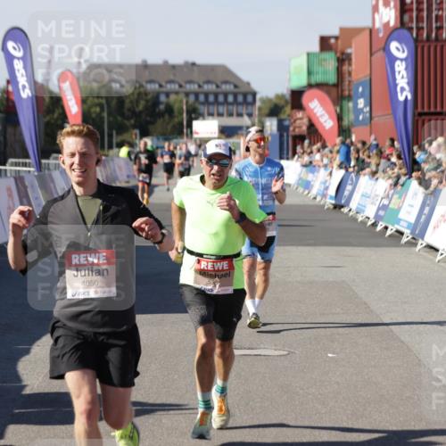03.10.2025 - Köhlbrandbrückenlauf Jannik Wohlers http://msf.ph/oto/9098298 03.10.2025 12:56:16 Ziel 4028, 4041, 4050, 4078, 4114, 4123, 5957, 6206, 6489, 6495 meine-sportfotos.de