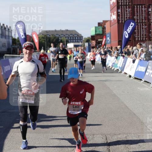 03.10.2025 - Köhlbrandbrückenlauf Jannik Wohlers http://msf.ph/oto/9098300 03.10.2025 13:23:21 Ziel 4339, 4553, 4887, 4911, 5076, 5114, 6277, 6291, 6618, 6619, 6652, 6653 meine-sportfotos.de