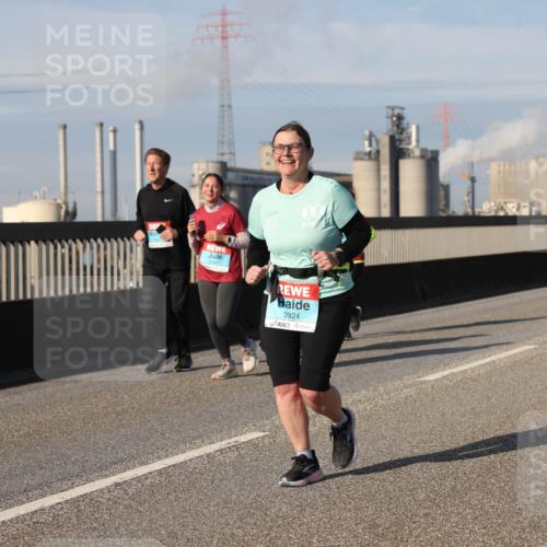03.10.2025 - Köhlbrandbrückenlauf Lena Gebhardt http://msf.ph/oto/9098302 03.10.2025 10:10:25 Position 2 2924 meine-sportfotos.de