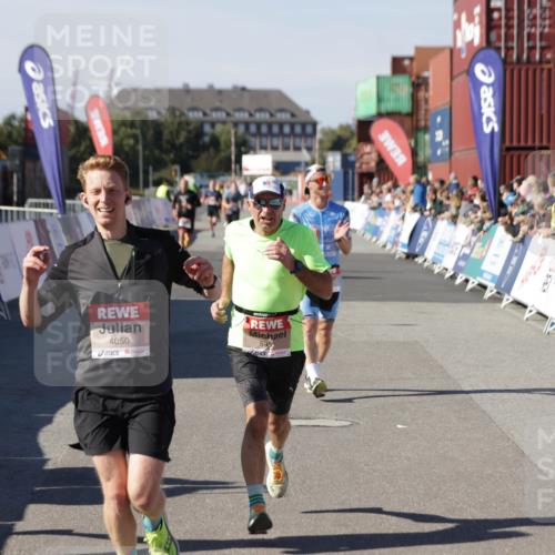 03.10.2025 - Köhlbrandbrückenlauf Jannik Wohlers http://msf.ph/oto/9098306 03.10.2025 12:56:16 Ziel 4028, 4041, 4050, 4078, 4114, 4123, 5957, 6206, 6489, 6495 meine-sportfotos.de
