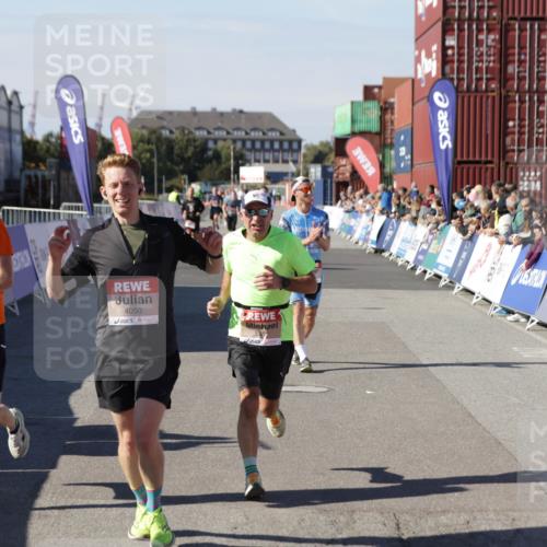 03.10.2025 - Köhlbrandbrückenlauf Jannik Wohlers http://msf.ph/oto/9098315 03.10.2025 12:56:16 Ziel 4028, 4041, 4050, 4078, 4114, 4123, 5957, 6206, 6489, 6495 meine-sportfotos.de