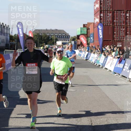 03.10.2025 - Köhlbrandbrückenlauf Jannik Wohlers http://msf.ph/oto/9098325 03.10.2025 12:56:16 Ziel 4028, 4041, 4050, 4078, 4114, 4123, 5957, 6206, 6489, 6495 meine-sportfotos.de