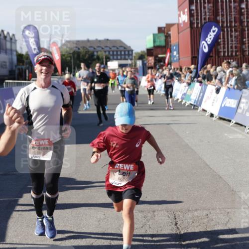 03.10.2025 - Köhlbrandbrückenlauf Jannik Wohlers http://msf.ph/oto/9098329 03.10.2025 13:23:21 Ziel 4339, 4553, 4887, 4911, 5076, 5114, 6277, 6291, 6618, 6619, 6652, 6653 meine-sportfotos.de
