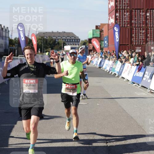03.10.2025 - Köhlbrandbrückenlauf Jannik Wohlers http://msf.ph/oto/9098349 03.10.2025 12:56:16 Ziel 4028, 4041, 4050, 4078, 4114, 4123, 5957, 6206, 6489, 6495 meine-sportfotos.de