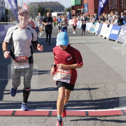 03.10.2025 - Köhlbrandbrückenlauf Jannik Wohlers http://msf.ph/oto/9098362 03.10.2025 13:23:21 Ziel 4339, 4553, 4887, 4911, 5076, 5114, 6277, 6291, 6618, 6619, 6652, 6653 meine-sportfotos.de