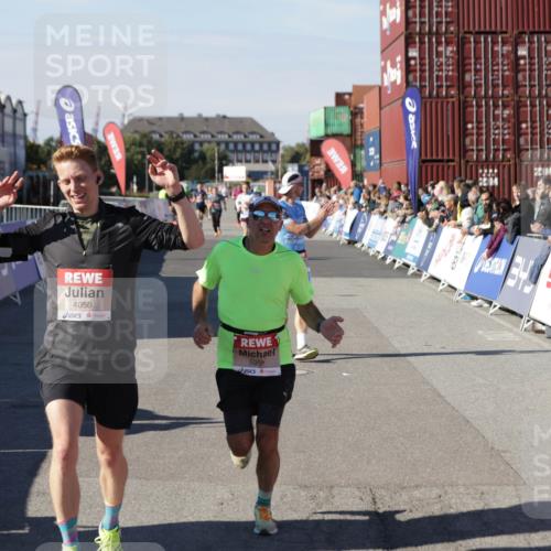03.10.2025 - Köhlbrandbrückenlauf Jannik Wohlers http://msf.ph/oto/9098374 03.10.2025 12:56:16 Ziel 4028, 4041, 4050, 4078, 4114, 4123, 5957, 6206, 6489, 6495 meine-sportfotos.de