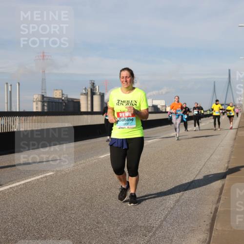 03.10.2025 - Köhlbrandbrückenlauf Lena Gebhardt http://msf.ph/oto/9098378 03.10.2025 10:10:28 Position 2 1800 meine-sportfotos.de