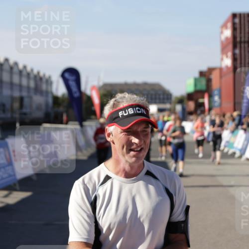 03.10.2025 - Köhlbrandbrückenlauf Jannik Wohlers http://msf.ph/oto/9098379 03.10.2025 13:23:23 Ziel 4339, 4477, 4553, 4887, 4911, 5003, 5114, 6277, 6291, 6618, 6619, 6652, 6653 meine-sportfotos.de