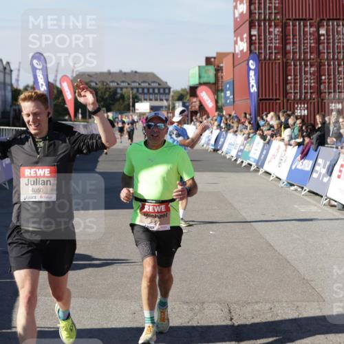 03.10.2025 - Köhlbrandbrückenlauf Jannik Wohlers http://msf.ph/oto/9098384 03.10.2025 12:56:17 Ziel 4028, 4041, 4050, 4078, 4114, 4123, 5957, 6206, 6489, 6495 meine-sportfotos.de