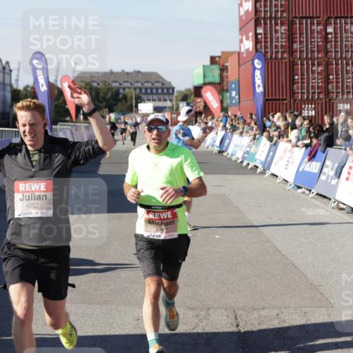03.10.2025 - Köhlbrandbrückenlauf Jannik Wohlers http://msf.ph/oto/9098390 03.10.2025 12:56:17 Ziel 4028, 4041, 4050, 4078, 4114, 4123, 5957, 6206, 6489, 6495 meine-sportfotos.de