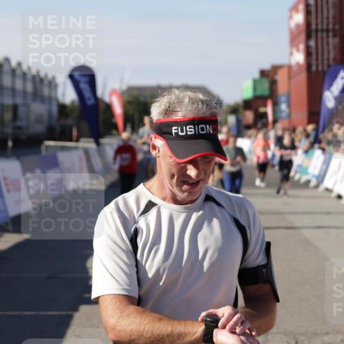 03.10.2025 - Köhlbrandbrückenlauf Jannik Wohlers http://msf.ph/oto/9098397 03.10.2025 13:23:23 Ziel 4339, 4477, 4553, 4887, 4911, 5003, 5114, 6277, 6291, 6618, 6619, 6652, 6653 meine-sportfotos.de