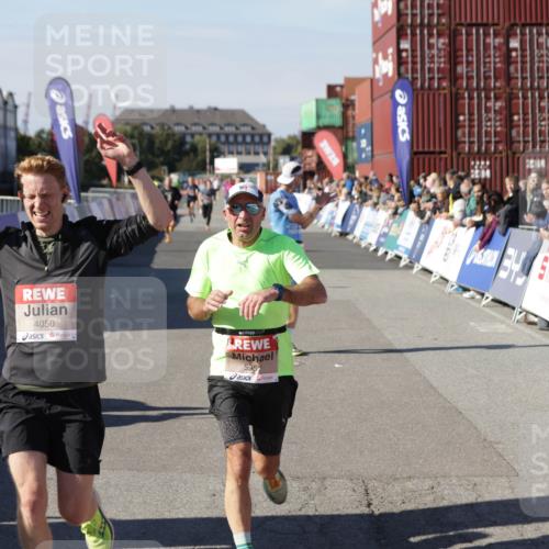 03.10.2025 - Köhlbrandbrückenlauf Jannik Wohlers http://msf.ph/oto/9098400 03.10.2025 12:56:17 Ziel 4028, 4041, 4050, 4078, 4114, 4123, 5957, 6206, 6489, 6495 meine-sportfotos.de