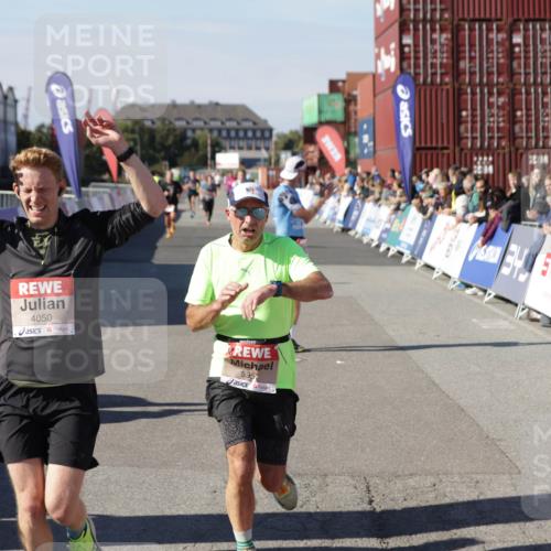 03.10.2025 - Köhlbrandbrückenlauf Jannik Wohlers http://msf.ph/oto/9098408 03.10.2025 12:56:17 Ziel 4028, 4041, 4050, 4078, 4114, 4123, 5957, 6206, 6489, 6495 meine-sportfotos.de