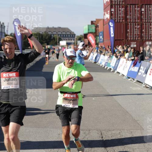 03.10.2025 - Köhlbrandbrückenlauf Jannik Wohlers http://msf.ph/oto/9098416 03.10.2025 12:56:17 Ziel 4028, 4041, 4050, 4078, 4114, 4123, 5957, 6206, 6489, 6495 meine-sportfotos.de