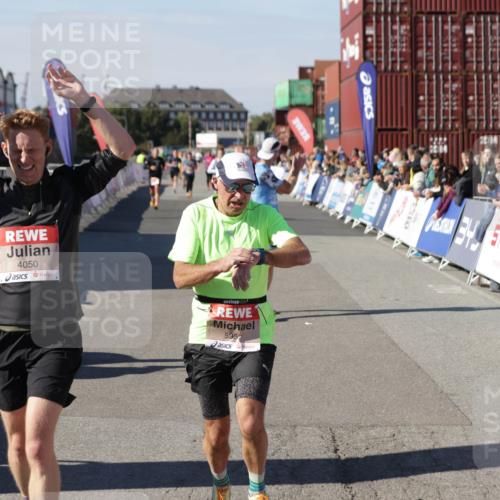 03.10.2025 - Köhlbrandbrückenlauf Jannik Wohlers http://msf.ph/oto/9098425 03.10.2025 12:56:17 Ziel 4028, 4041, 4050, 4078, 4114, 4123, 5957, 6206, 6489, 6495 meine-sportfotos.de
