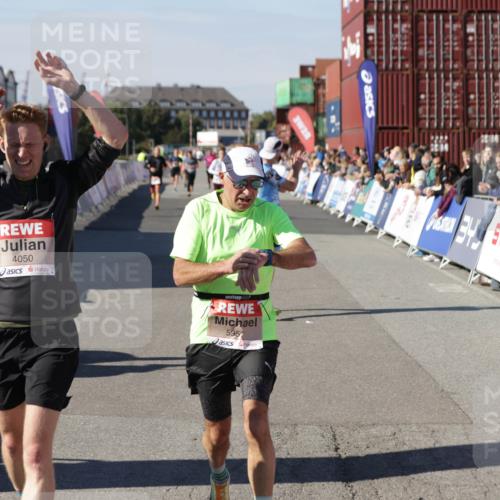 03.10.2025 - Köhlbrandbrückenlauf Jannik Wohlers http://msf.ph/oto/9098433 03.10.2025 12:56:17 Ziel 4028, 4041, 4050, 4078, 4114, 4123, 5957, 6206, 6489, 6495 meine-sportfotos.de