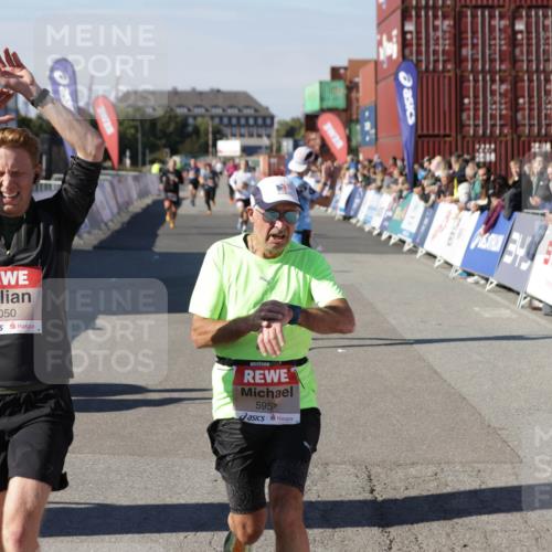 03.10.2025 - Köhlbrandbrückenlauf Jannik Wohlers http://msf.ph/oto/9098453 03.10.2025 12:56:17 Ziel 4028, 4041, 4050, 4078, 4114, 4123, 5957, 6206, 6489, 6495 meine-sportfotos.de