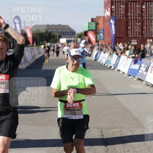 03.10.2025 - Köhlbrandbrückenlauf Jannik Wohlers http://msf.ph/oto/9098465 03.10.2025 12:56:17 Ziel 4028, 4041, 4050, 4078, 4114, 4123, 5957, 6206, 6489, 6495 meine-sportfotos.de