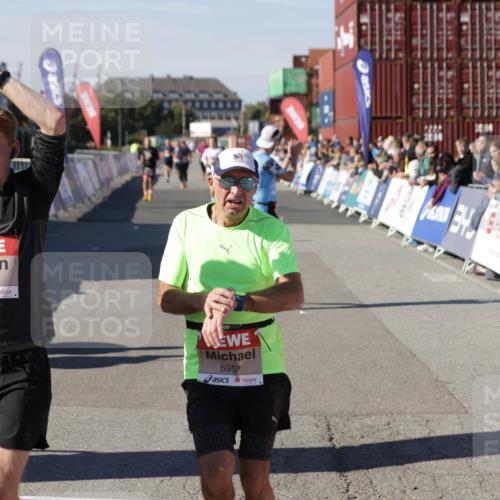 03.10.2025 - Köhlbrandbrückenlauf Jannik Wohlers http://msf.ph/oto/9098478 03.10.2025 12:56:17 Ziel 4028, 4041, 4050, 4078, 4114, 4123, 5957, 6206, 6489, 6495 meine-sportfotos.de