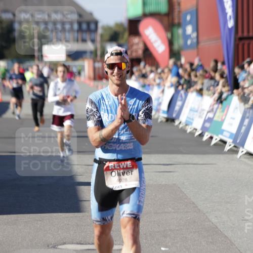 03.10.2025 - Köhlbrandbrückenlauf Jannik Wohlers http://msf.ph/oto/9098516 03.10.2025 12:56:20 Ziel 4028, 4050, 4078, 4114, 4123, 4166, 4231, 5957, 6206, 6266, 6489, 6495 meine-sportfotos.de