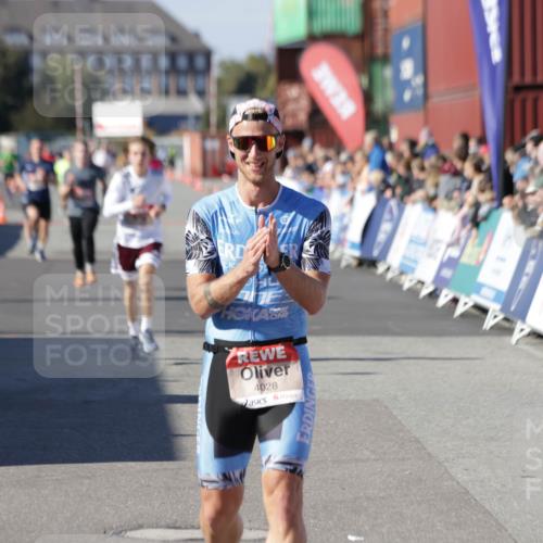 03.10.2025 - Köhlbrandbrückenlauf Jannik Wohlers http://msf.ph/oto/9098530 03.10.2025 12:56:20 Ziel 4028, 4050, 4078, 4114, 4123, 4166, 4231, 5957, 6206, 6266, 6489, 6495 meine-sportfotos.de