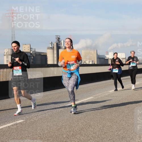 03.10.2025 - Köhlbrandbrückenlauf Lena Gebhardt http://msf.ph/oto/9098566 03.10.2025 10:10:32 Position 2 233, 3566, 3565, 1 meine-sportfotos.de