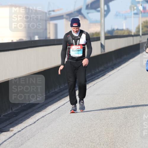 03.10.2025 - Köhlbrandbrückenlauf Jannik Wohlers http://msf.ph/oto/9098585 03.10.2025 10:23:07 Position 3 1928, 2507 meine-sportfotos.de