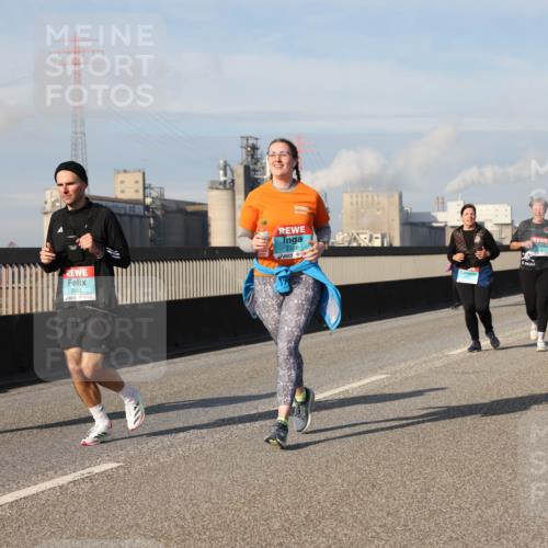 03.10.2025 - Köhlbrandbrückenlauf Lena Gebhardt http://msf.ph/oto/9098593 03.10.2025 10:10:32 Position 2 3566, 3565, 2338 meine-sportfotos.de