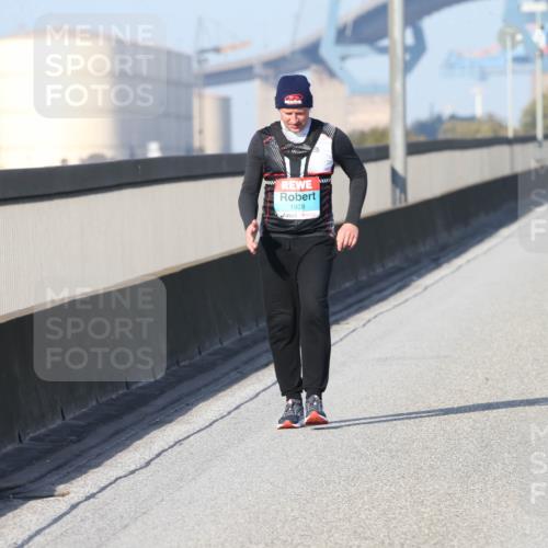 03.10.2025 - Köhlbrandbrückenlauf Jannik Wohlers http://msf.ph/oto/9098594 03.10.2025 10:23:07 Position 3 1928, 2507 meine-sportfotos.de
